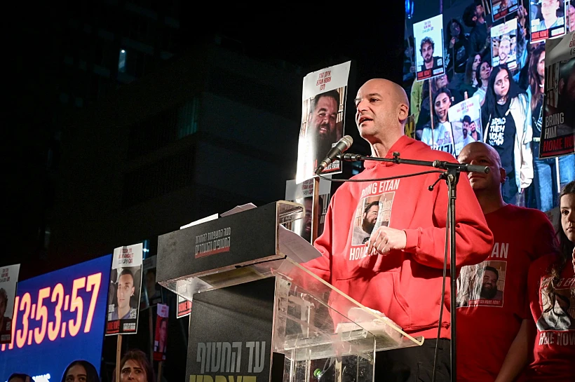 יאיר הורן בהפגנה בתל אביב