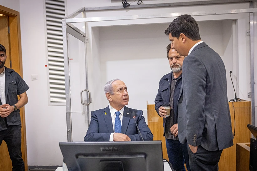רה"מ בנימין נתניהו וסנגורו עמית חדד בבית המשפט