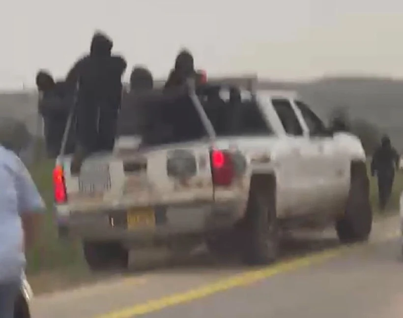 המתנחלים שהציתו בתים בכפר דומא ברכבם