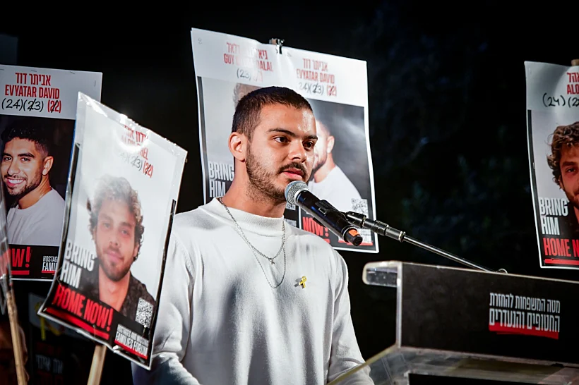 עומר ונקרט נואם בכיכר החטופים