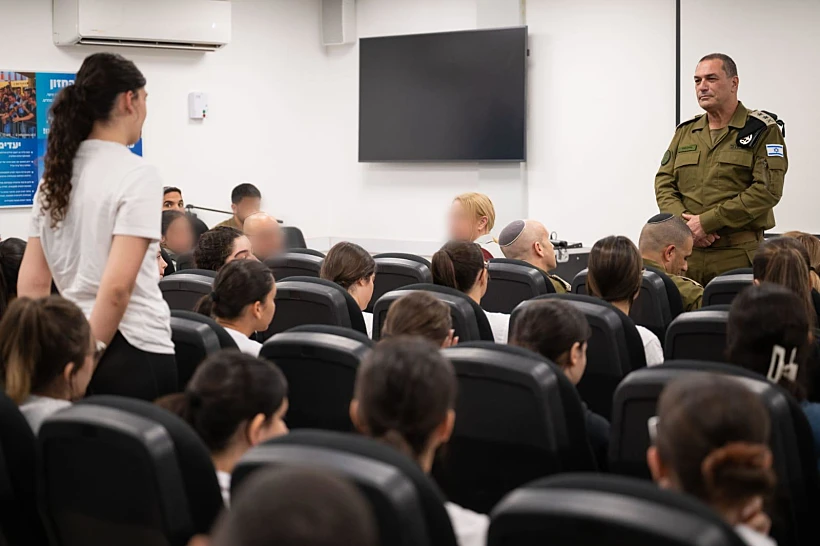 הרמטכ"ל אייל זמיר בגיוס תצפיתניות בבקו"ם