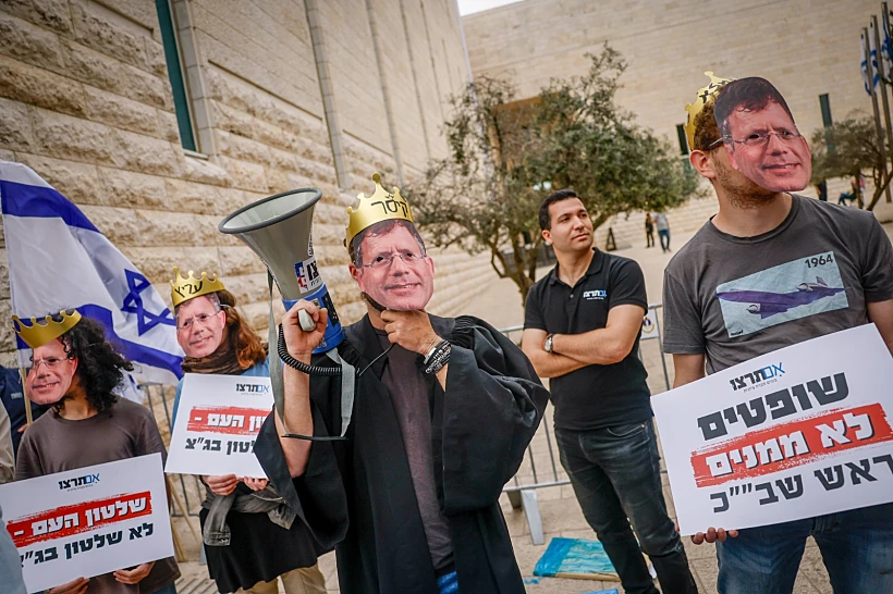 הפגנות מחוץ לבית המשפט העליון בדיון במהלך הדיון בעתירות נגד הדחת ראש שב"כ רונן בר