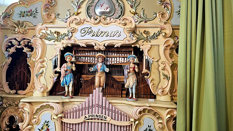 פסנתר במוזיאון ניסכו לתיבות נגינה ולמוזיקה מכנית, עין הוד