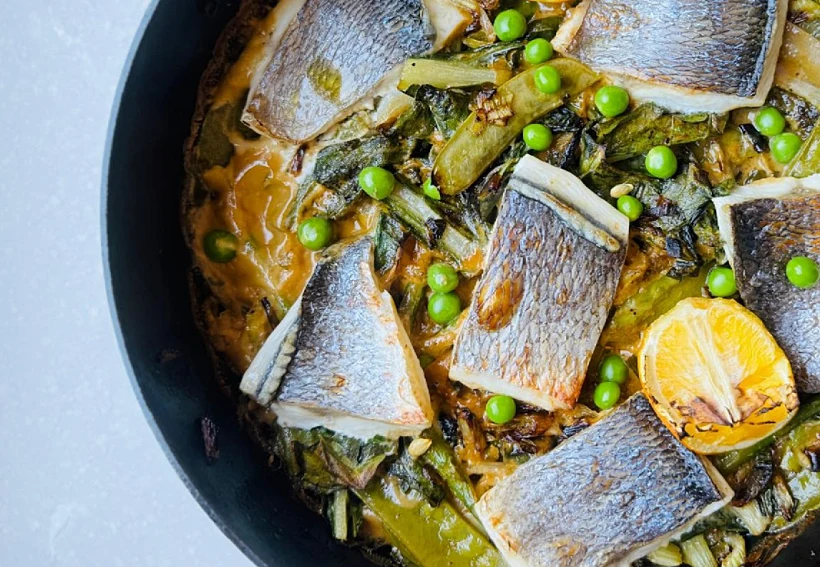 דג על מצע ירוקים טריים