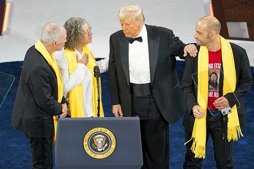 הנשיא טראמפ עם שורדי השבי יאיר הורן, קית' סיגל ואביבה סיגל