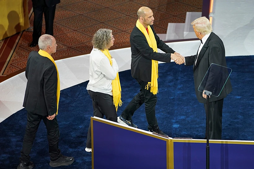 הנשיא טראמפ עם שורדי השבי יאיר הורן, קית' סיגל ואביבה סיגל