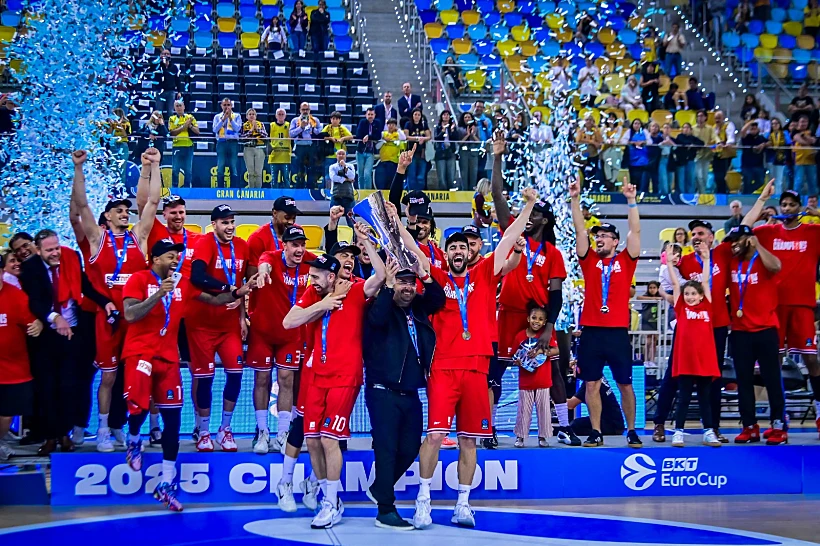 האדומים חוגגים זכייה ביורוקאפ