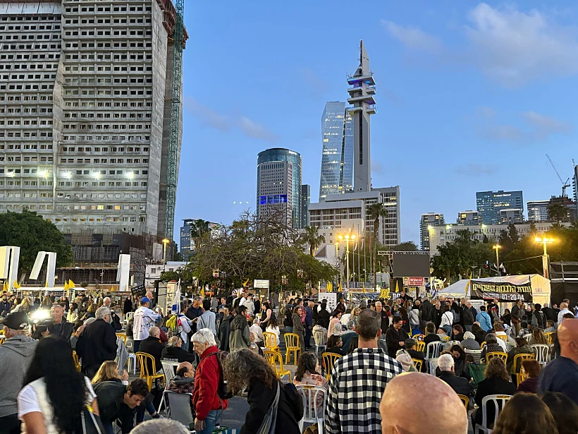 מפגינים למען החטופים מול הקריה