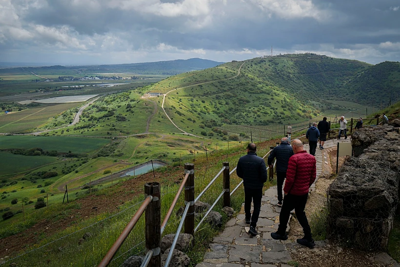 מטיילים ברמת הגולן מזג אוויר אביב טיול