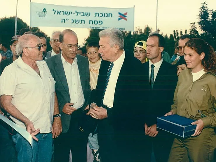 חניכת שביל ישראל בשנת 1995 בלטרון, עם הנשיא ויצמן
