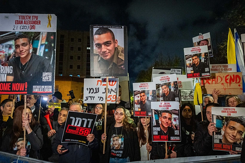 מפגינים למען החטופים מול ביתו של השר דרמר בירושלים