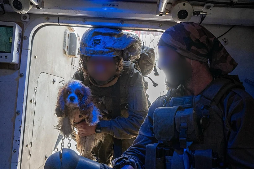 הכלבה בילי עם החייל שחילץ אותה מרפיח