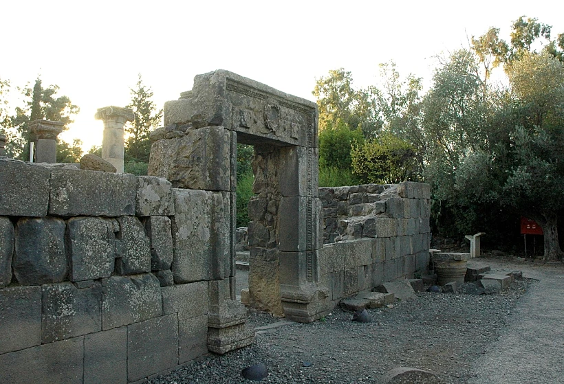 כניסה לבית כנסת עתיק מתקופת התלמוד, קצרין, רמת הגולן