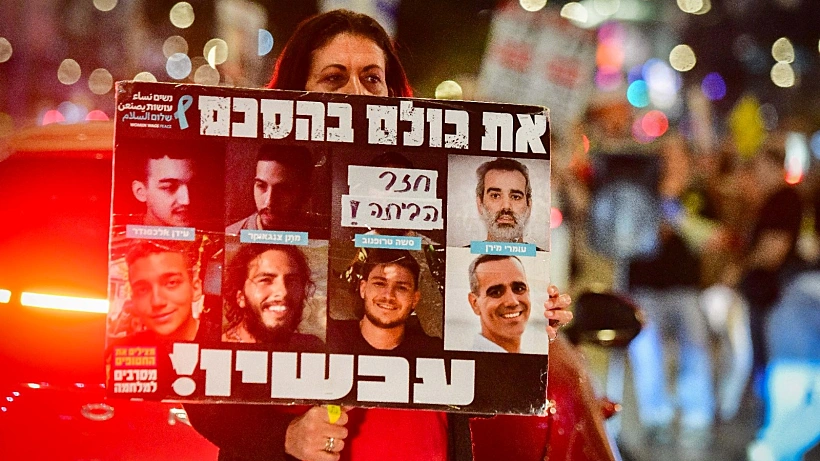 מפגינה למען החטופים בתל אביב