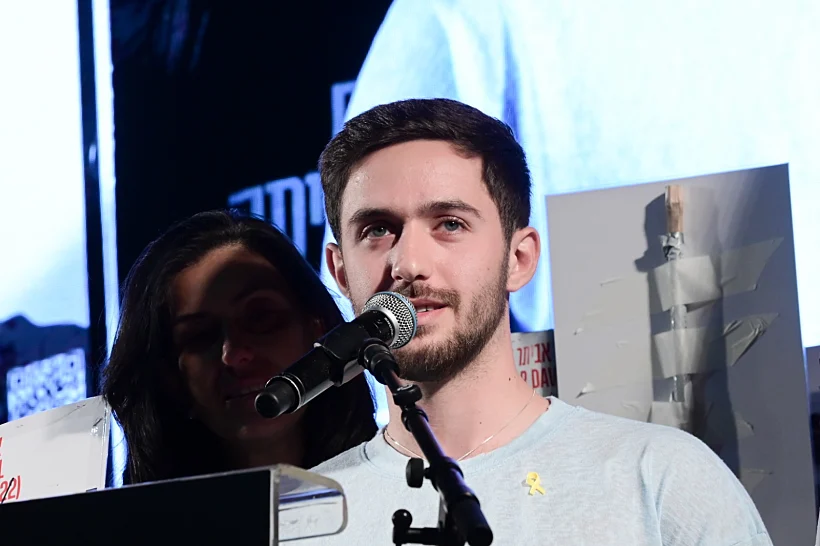 עומר שם טוב נואם בכיכר החטופים. מצטלם בימים אלו לסדרה תיעודית