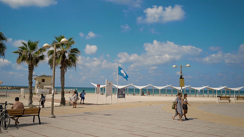 יום שרב בחוף זבולון בהרצליה. ארכיון