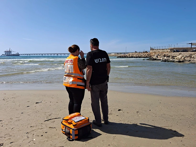 אדם ננשך על ידי כריש בחדרה