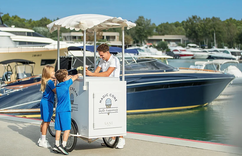 קומפלקס התיירות Sani Resort