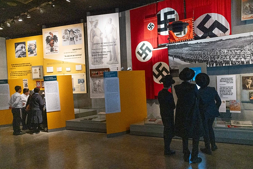 מבקרים במוזיאון יד ושם