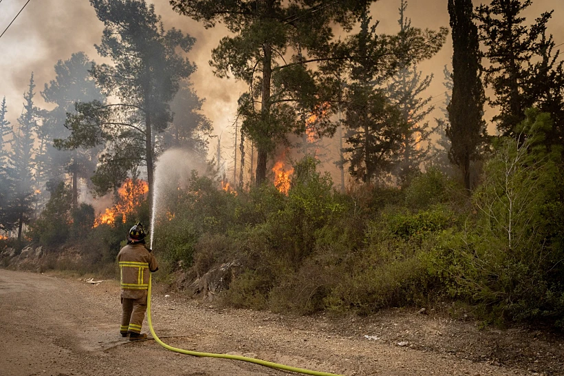 כבאית אש עשן השריפות במושב אשתאול ליד בית שמש