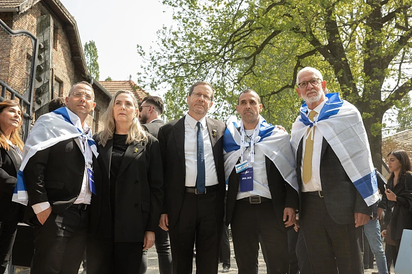 הנשיא הרצוג יחד עם שורד השבי אלי שרעבי במצעד החיים