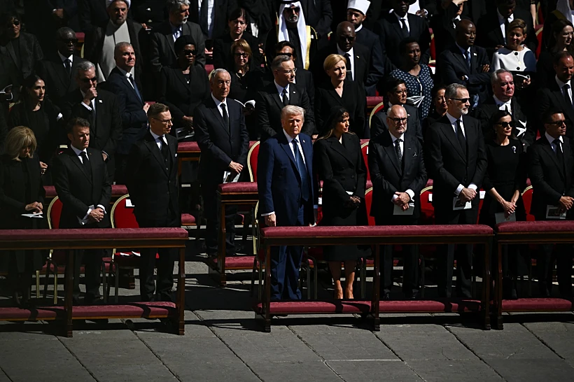 הנשיא טראמפ, אשתו מלאניה ונשיא צרפת מקרון בהלווית האפיפיור