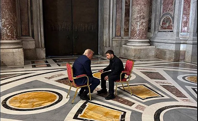 הנשיאים טראמפ וזלנסקי בפגישה טרם ההלוויה