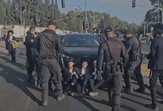 מחאת חרדים בלשכת הגיוס בתל השומר