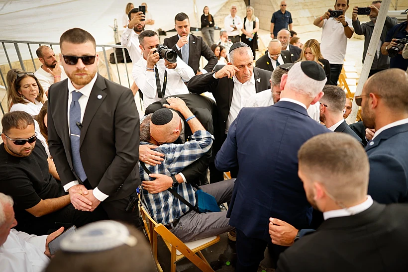 יו"ר הכנסת אמיר אוחנה מחבק את האב השכול אבי רווח