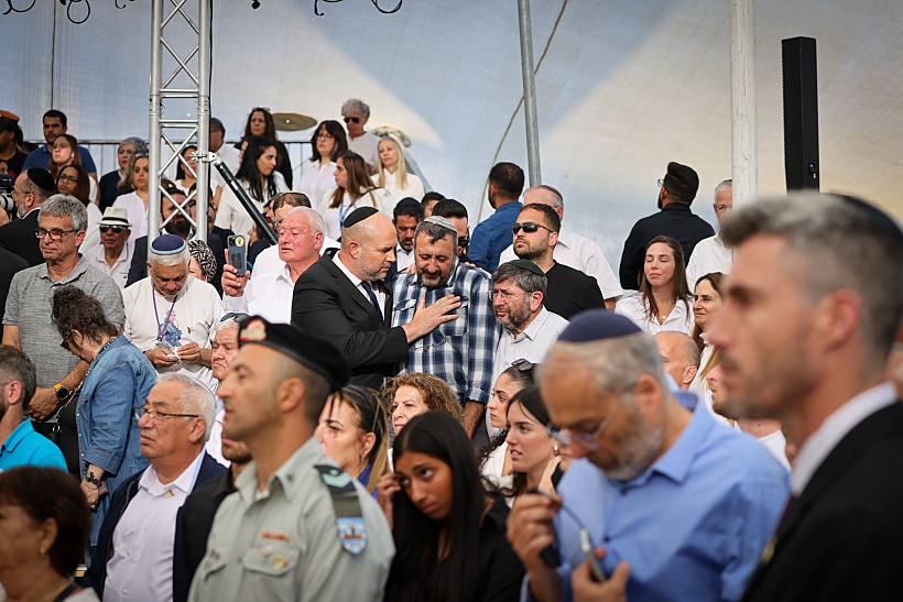 יו"ר הכנסת אמיר אוחנה משוחח עם האב השכול אבי רווח