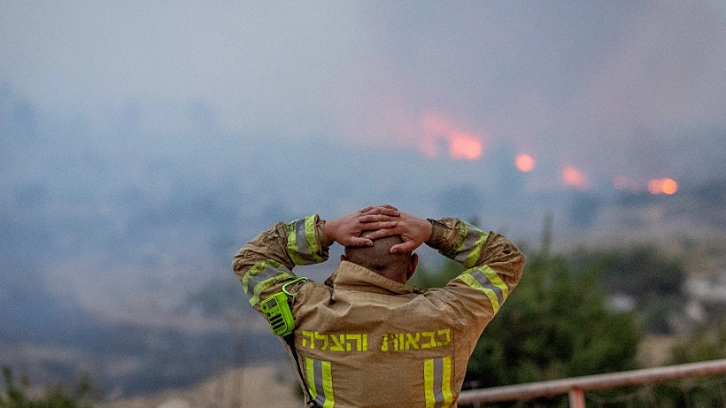 כבאי מול האש בהרי ירושלים