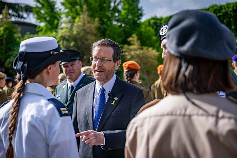 הנשיא הרצוג עם החיילים המצטיינים
