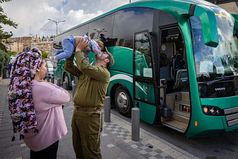 מילואימניק נפרד ממשפחתו בירושלים