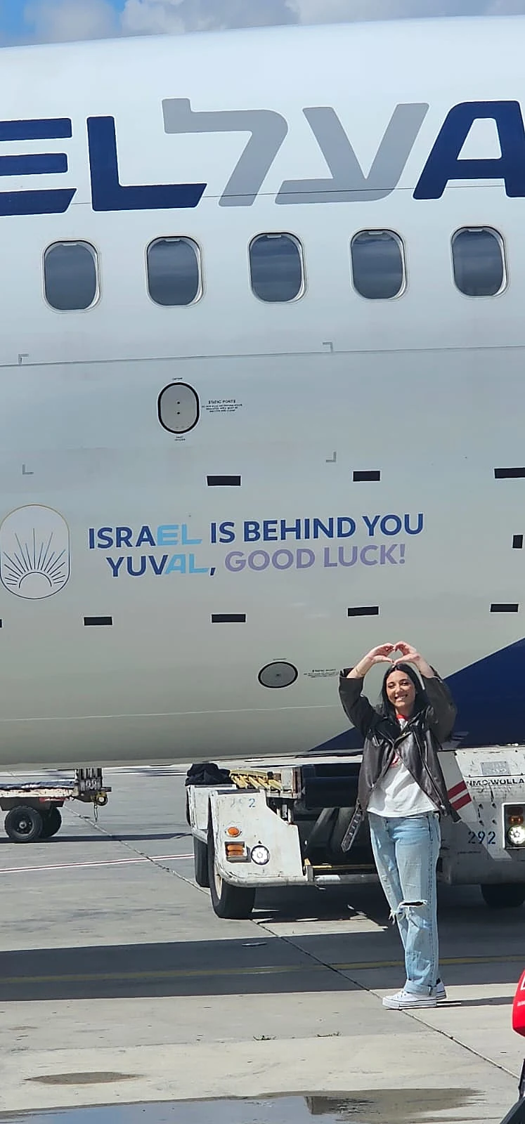 יובל רפאל עם המטוס איתו תטוס לאירוויזיון