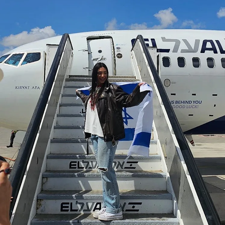 יובל רפאל עטופה בדגל ישראל לקראת טיסתה לאירוויזיון