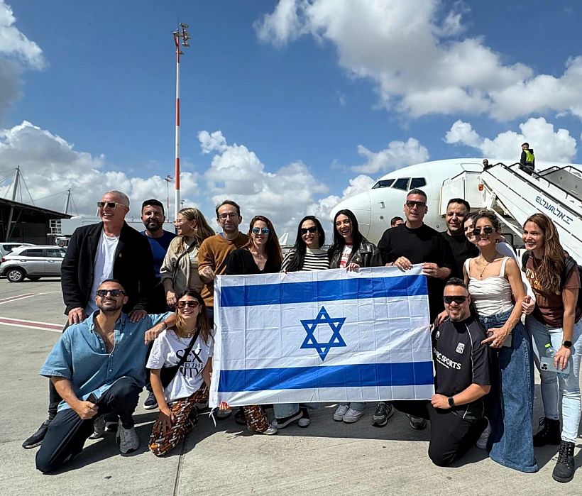 יובל רפאל והמשלחת הישראלית לקראת הטיסה לאירוויזיון