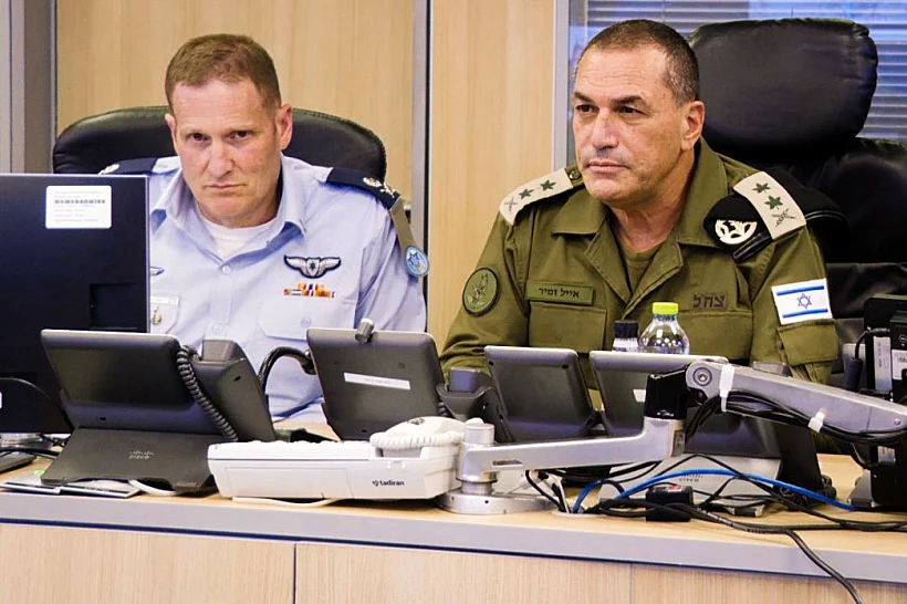 הרמטכ"ל אייל זמיר ומפקד חיל האוויר האלוף תומר בר בבור בקריה במהלך התקיפה בתימן