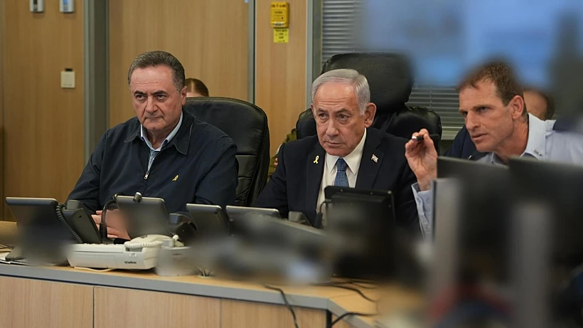 נתניהו וכ"ץ בבור בקריה, במהלך התקיפה בתימן