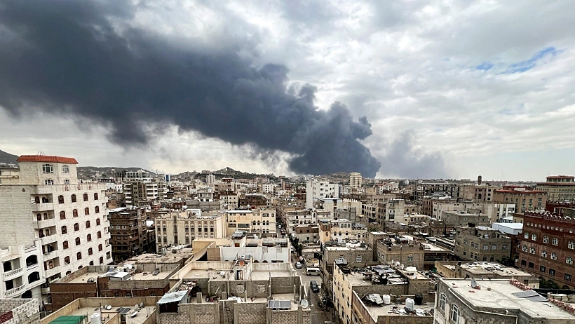 עשן באזור התקיפה בצנעא שבתימן