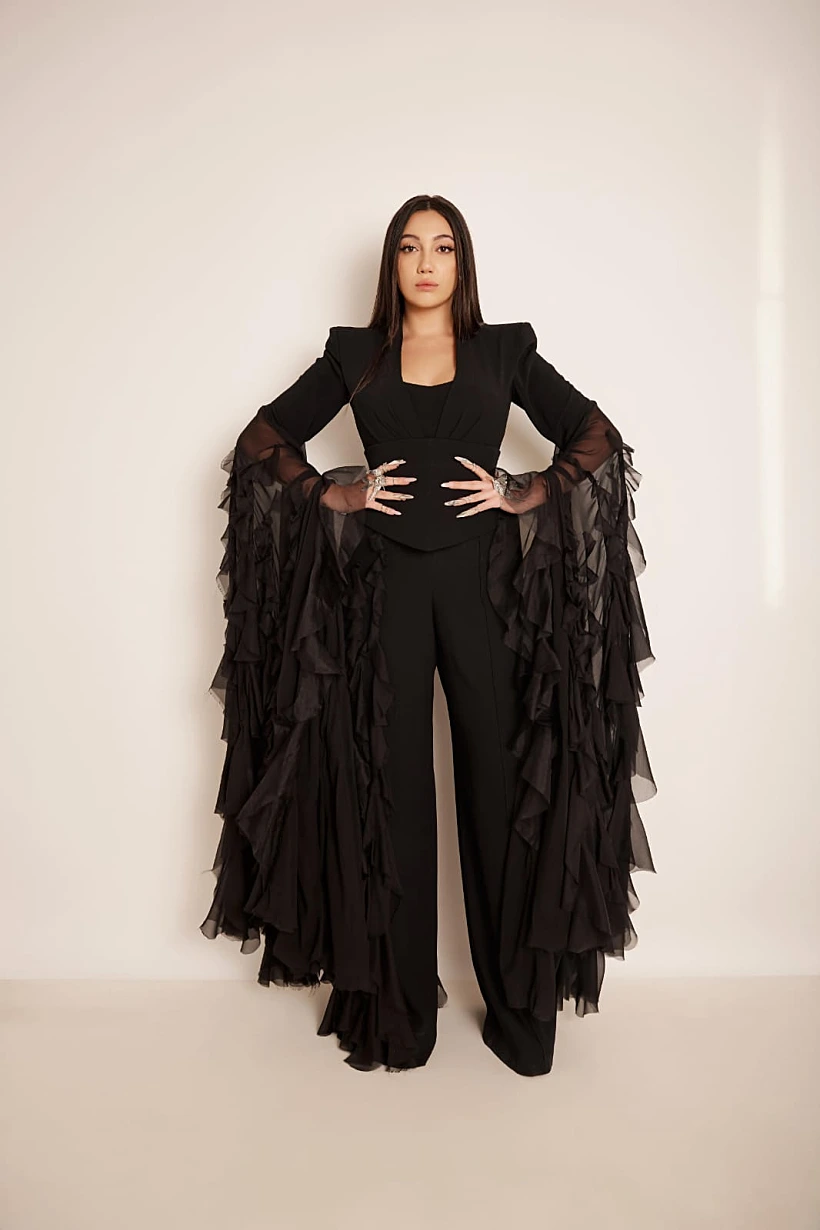 יובל רפאל עם השמלה שתלבש באירוויזיון