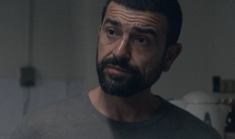 עמוס תמם ב"אזהרת מסע: אתונה"