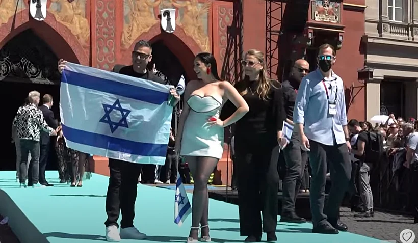 יובל רפאל בשטיח הטורקיז באירוויזיון 2025