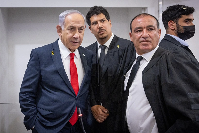 רה"מ נתניהו עם עורכי הדין עמית חדד וז'ק חן בבית המשפט