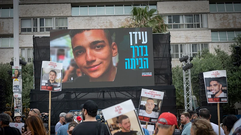 עידן אלכסנדר בדרך הביתה. הפגנה בת"א