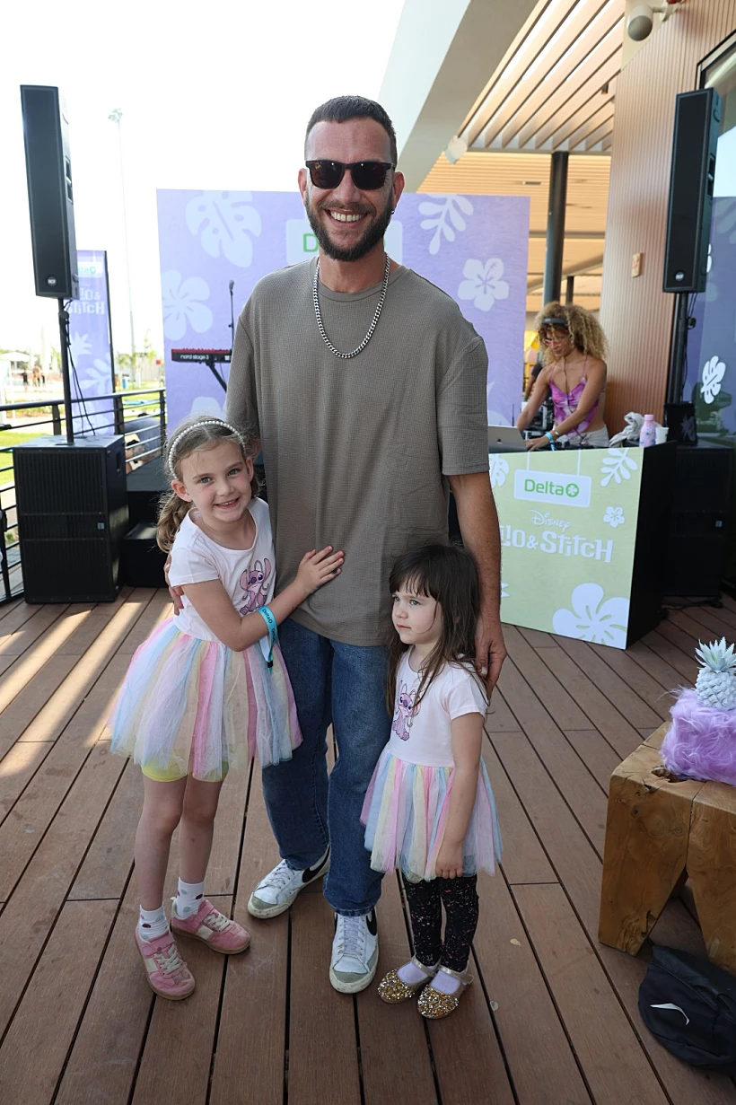 עוז זהבי עם הבנות כרמי וליב