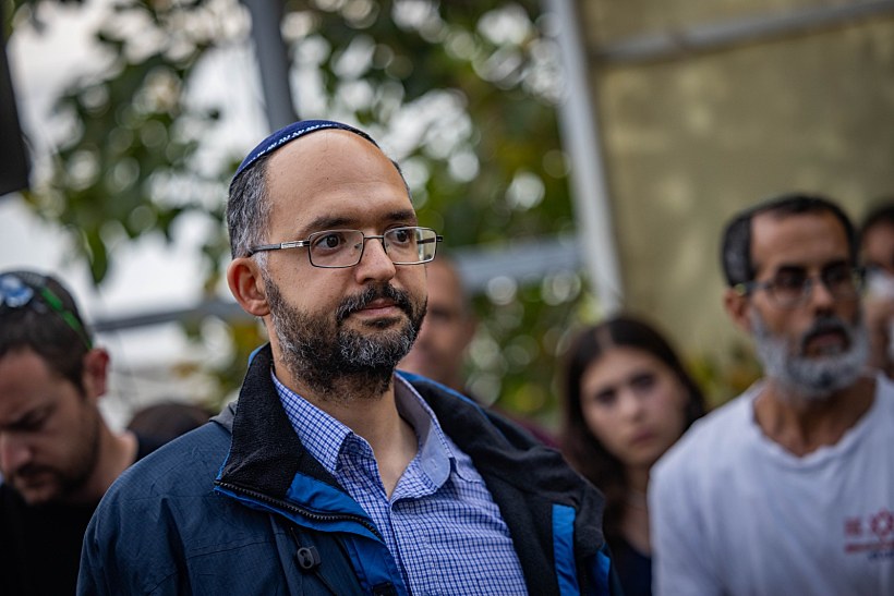 חננאל גז בהלווייתה של אשתו צאלה שנרצחה בפיגוע בשומרון