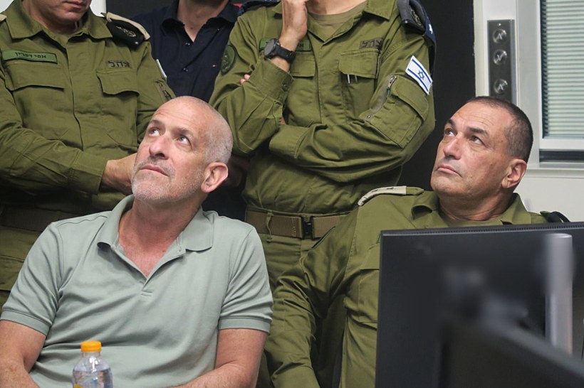 הרמטכ"ל אייל זמיר וראש שב"כ רונן בר בחמ"ל המבצעים המיוחדים של שב"כ בזמן חיסול מוחמד סינוואר