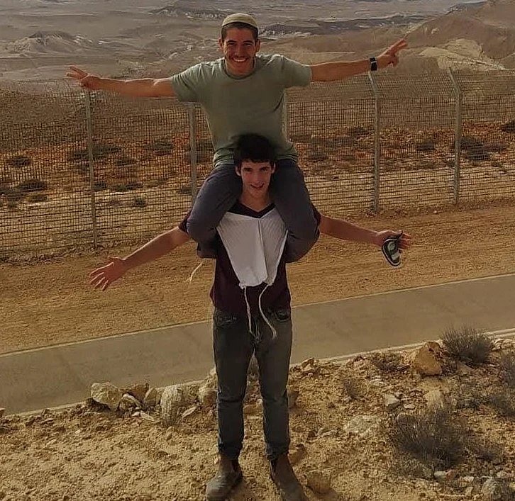 סמל יוסף יהודה חיראק על כתפי חברו לישיבת ההסדר