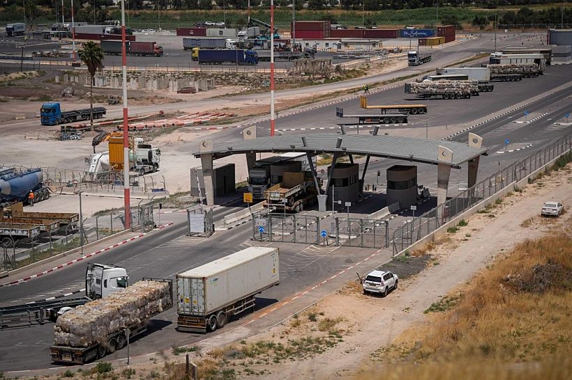 משאיות סיוע נכנסות לעזה