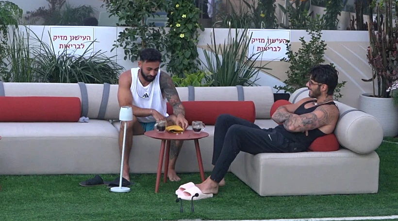 טל וגלעד בחצר